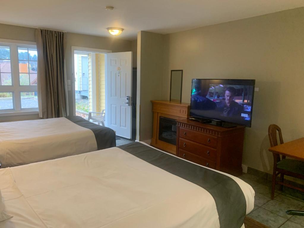 Una cama o camas en una habitación de Hotel and Suites Les Laurentides