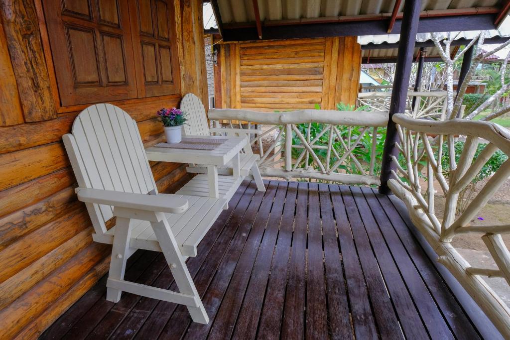 Balkón nebo terasa v ubytování Pai Tewdoi ปาย ทิวดอย รีสอร์ท