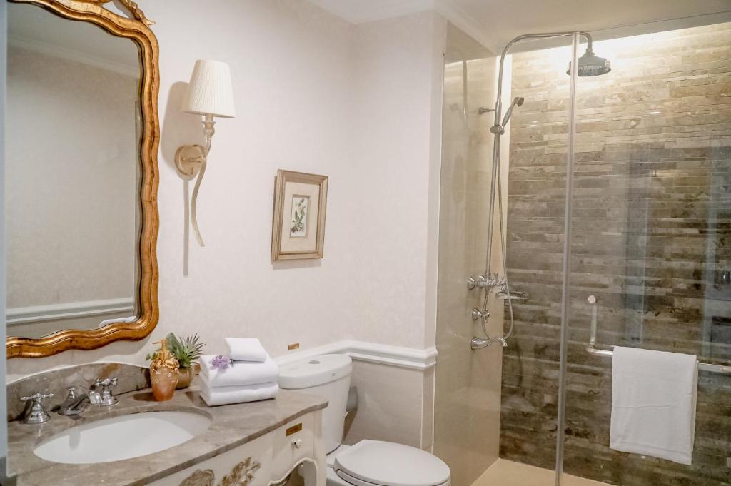 Koupelna v ubytování Noor Hotel