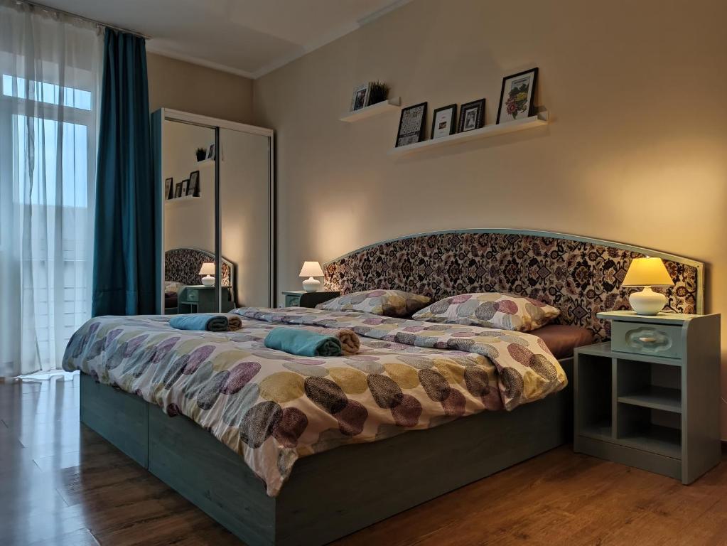 um quarto com uma cama grande e um espelho em VIP Apartments in the Centre em Mukacheve