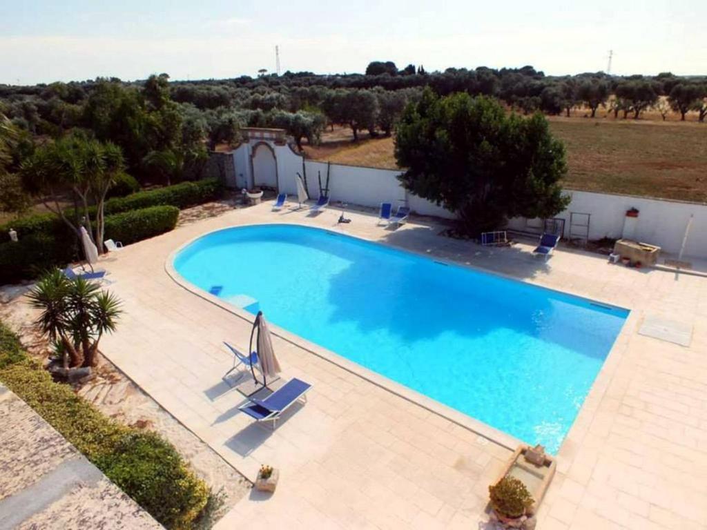 杜耶的住宿－Agriturismo Villantica，享有带椅子和树木的游泳池的顶部景致