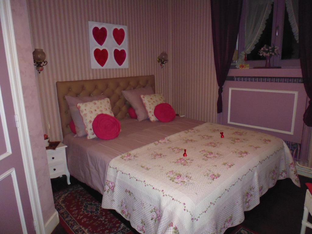 een slaapkamer met een bed met rode kussens erop bij B&B De Vijf Zuilen in Brugge