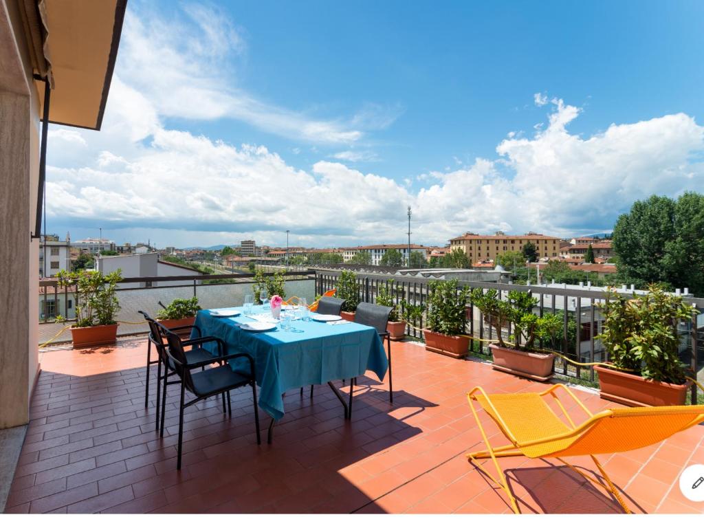 patio ze stołem i krzesłami na balkonie w obiekcie La casa sul treno we Florencji