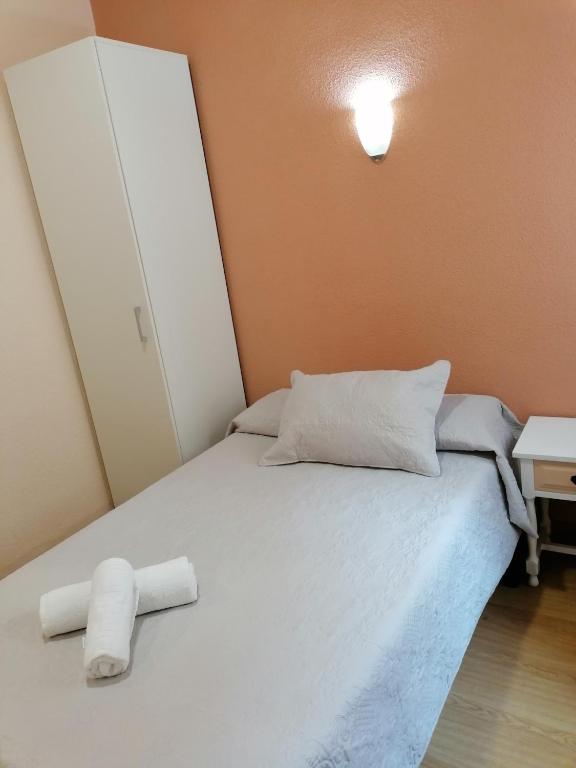 A bed or beds in a room at Hostal Hernan Cortes