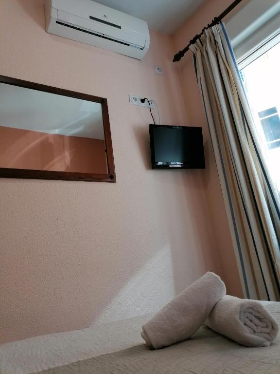 A television and/or entertainment centre at Hostal Hernan Cortes