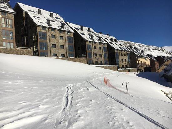 una pista da sci di fronte a un edificio nella neve di Lux Aigle "Acceso directo a pistas" a Pas de la Casa