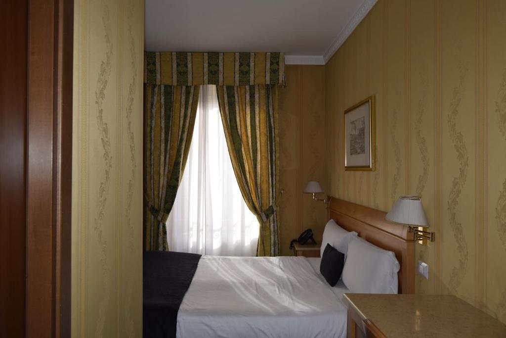 Postel nebo postele na pokoji v ubytování Hotel dei Quiriti