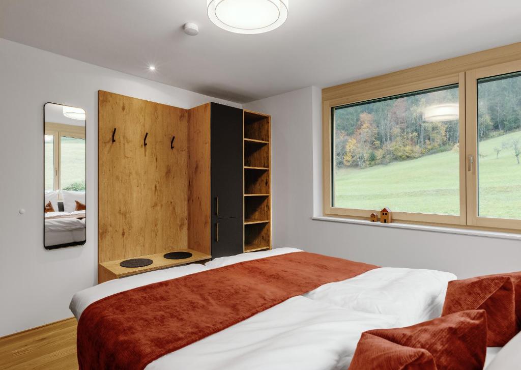 Postel nebo postele na pokoji v ubytování Verwall Apartment Arlberg - mit Sauna, Balkon und Skiraum