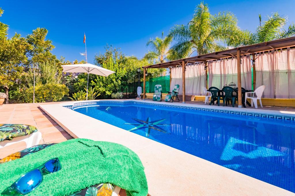 The swimming pool at or close to Cubo's Casa Rural Huertecilla Macias
