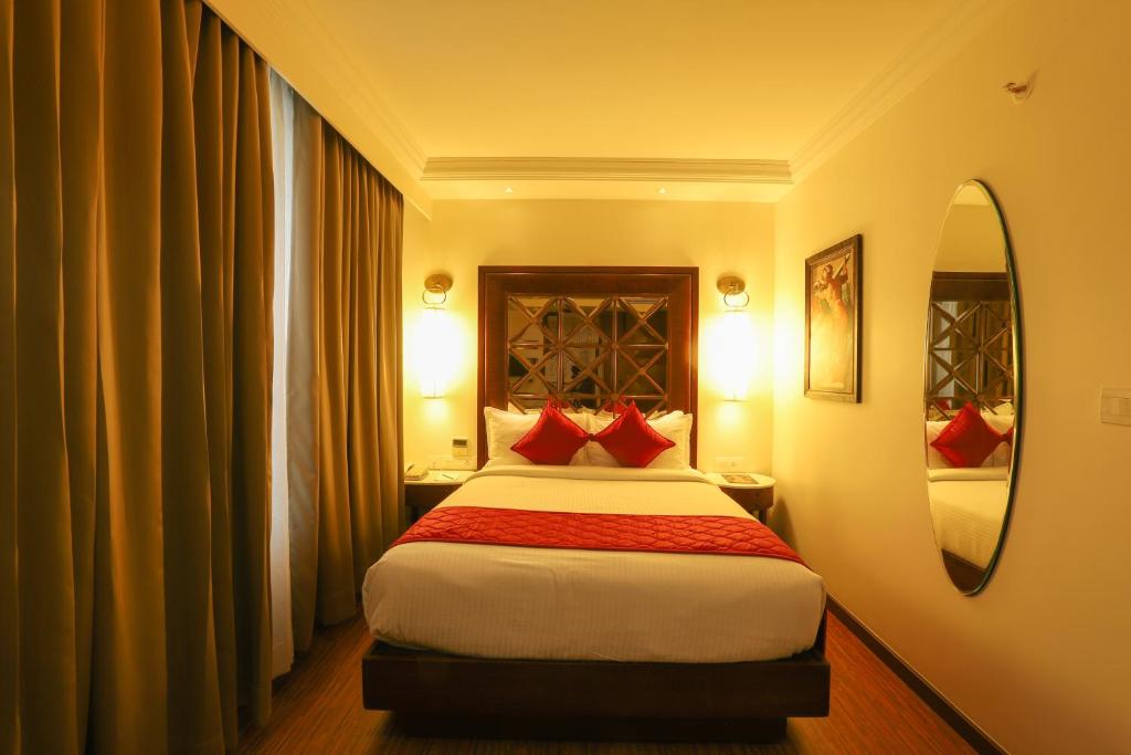 Postel nebo postele na pokoji v ubytování The Saibaba Hotel