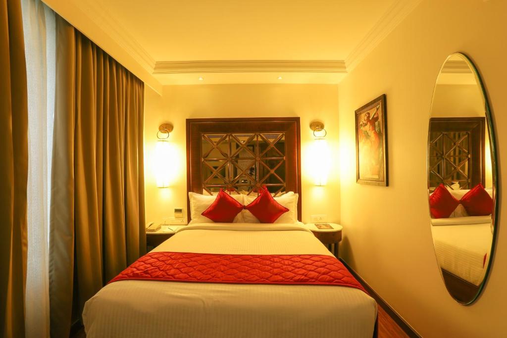 Postel nebo postele na pokoji v ubytování The Saibaba Hotel