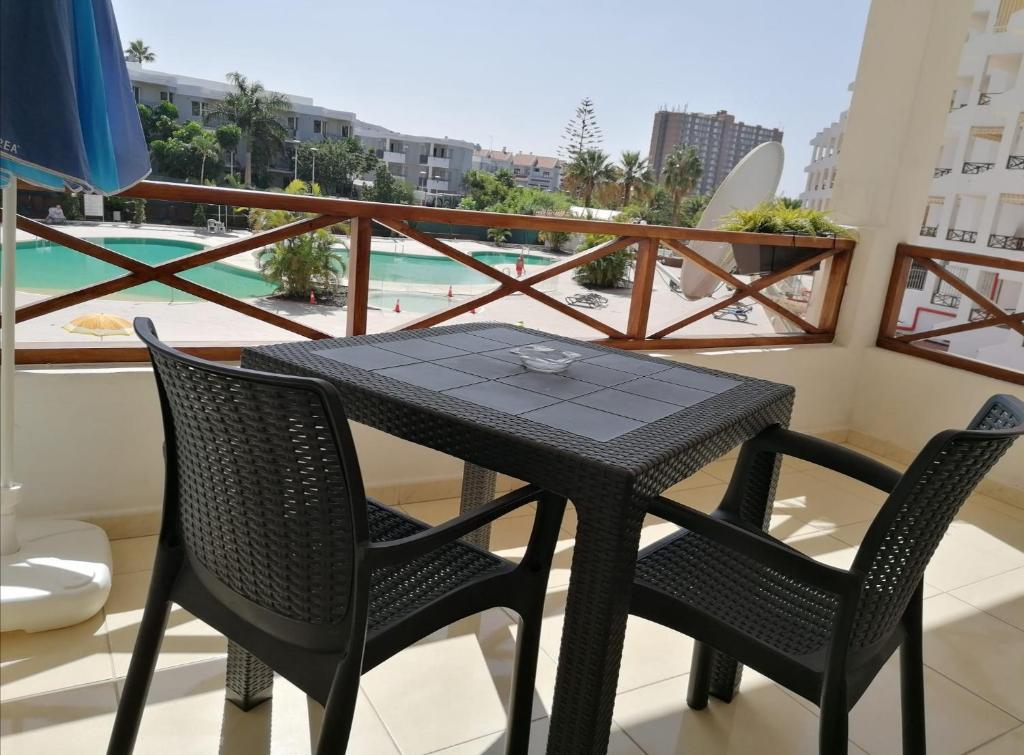 En balkon eller terrasse på Large studio apartment with lovely terrace and wifi