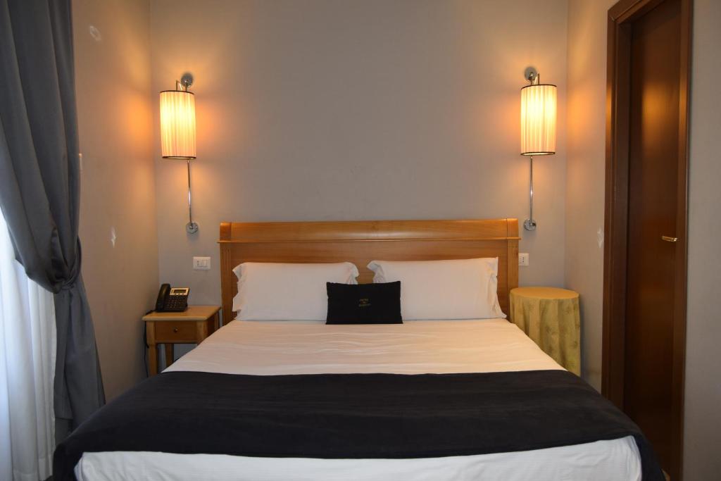 En eller flere senger på et rom på Hotel dei Quiriti