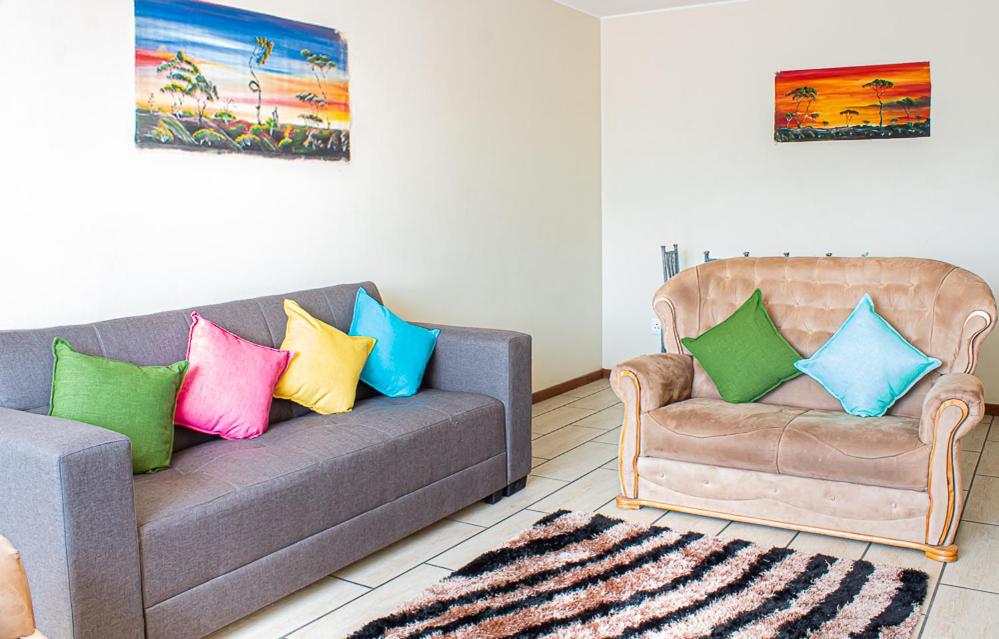 sala de estar con sofá y silla en Frere Hill en Durban