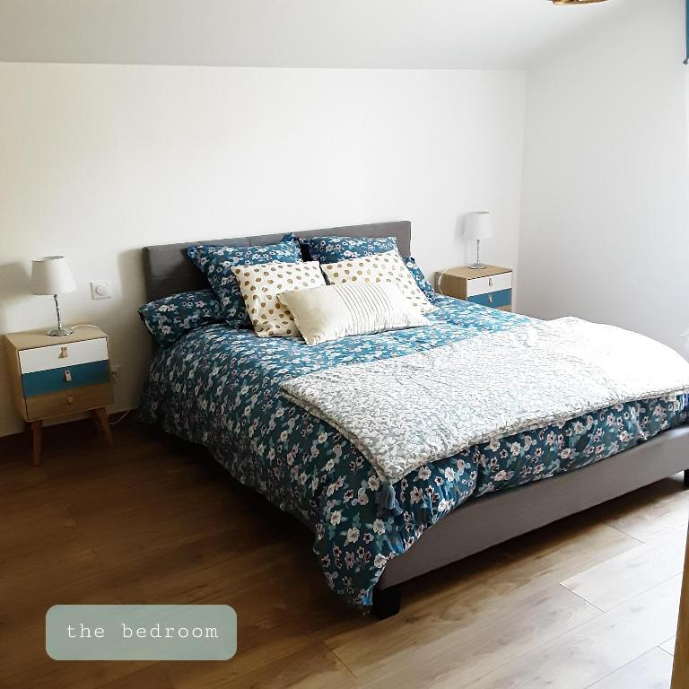 - une chambre avec un lit et 2 tables de chevet dans l'établissement L'étape du moulin, à Barbaste