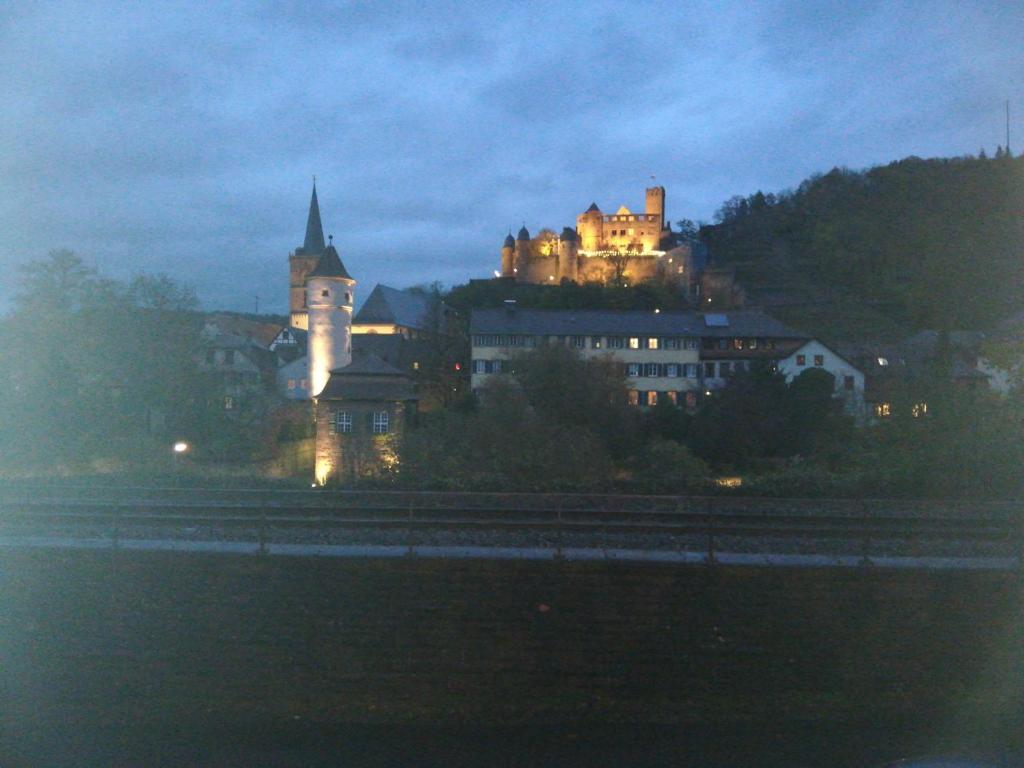 una ciudad con un castillo en la cima de una colina en Ferienwohnung mit Aussicht auf die Burg en Wertheim