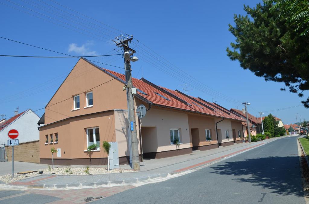 ein Gebäude an der Straßenseite in der Unterkunft Apartmány Za Dvorem in Velké Pavlovice
