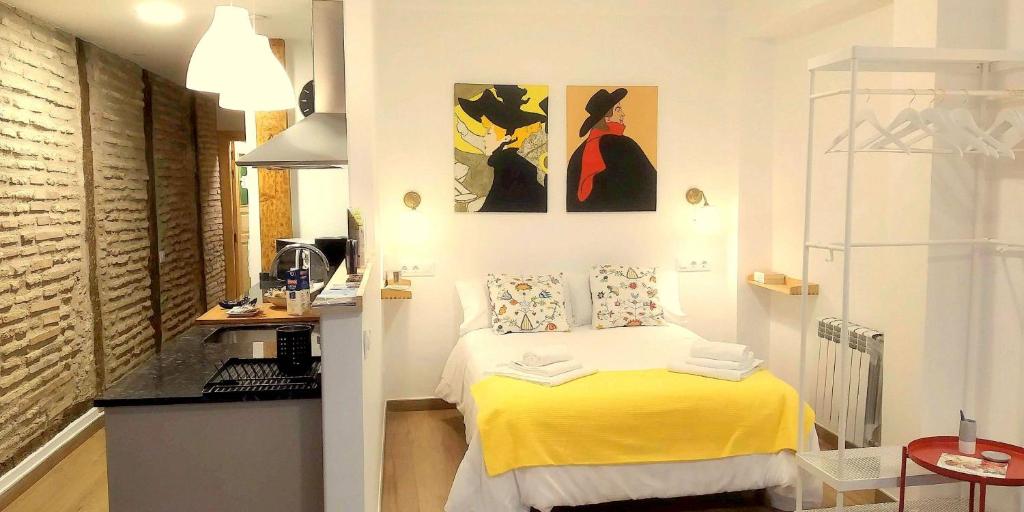 Un pequeño dormitorio con una cama amarilla en una habitación en Casa Eladia en Logroño