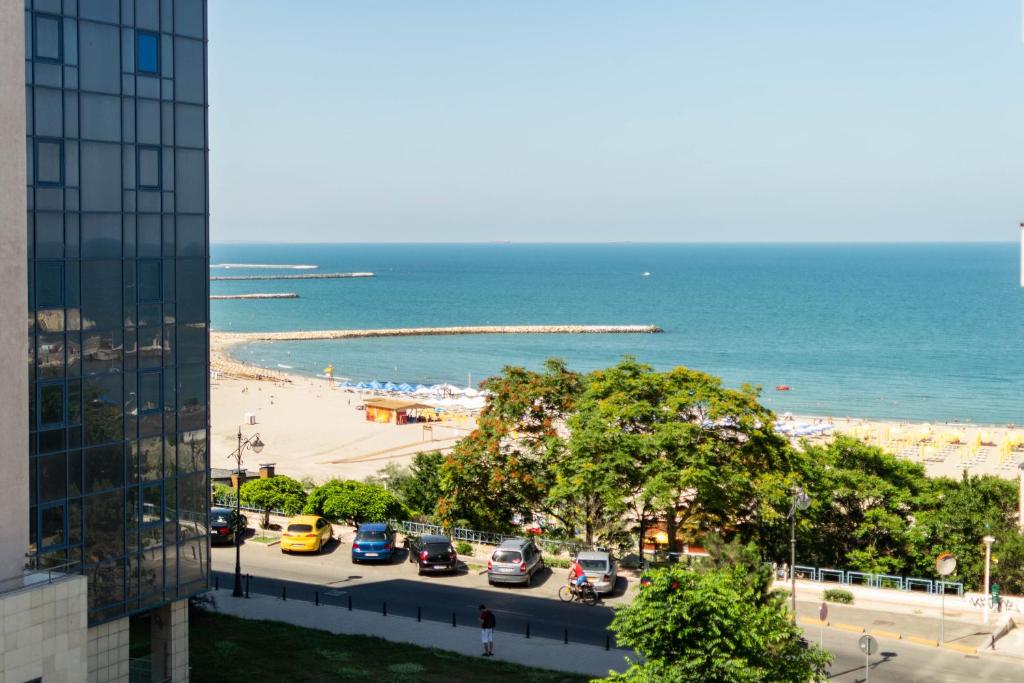 a view of a beach and the ocean from a building at Apartament Lara in Constanţa