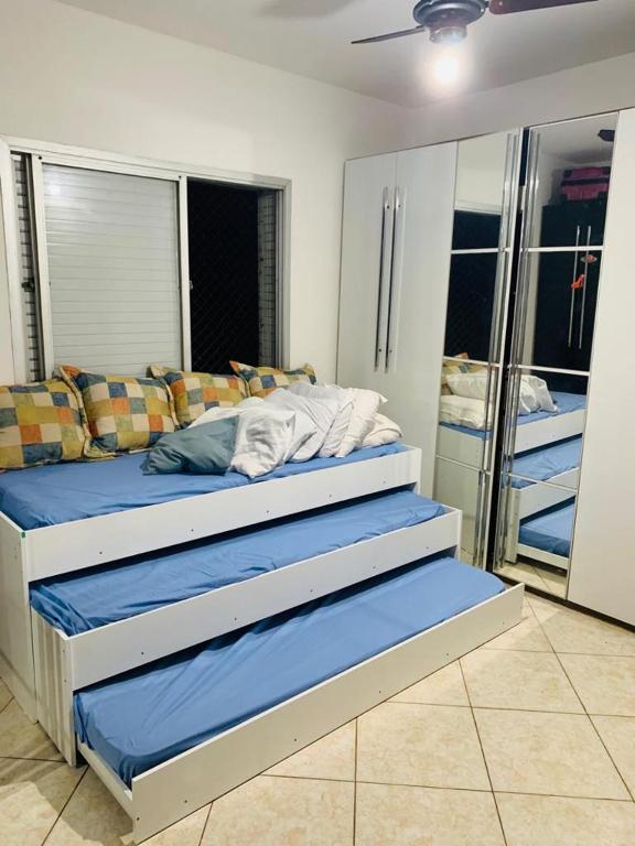  Guaruja/ Pitangueiras/ quarto tricama - 1 quadra praia