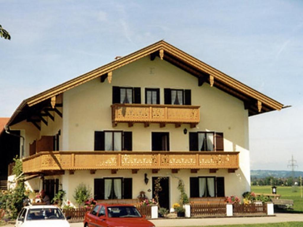 a building with two cars parked in front of it at Weissenhof in Rottau