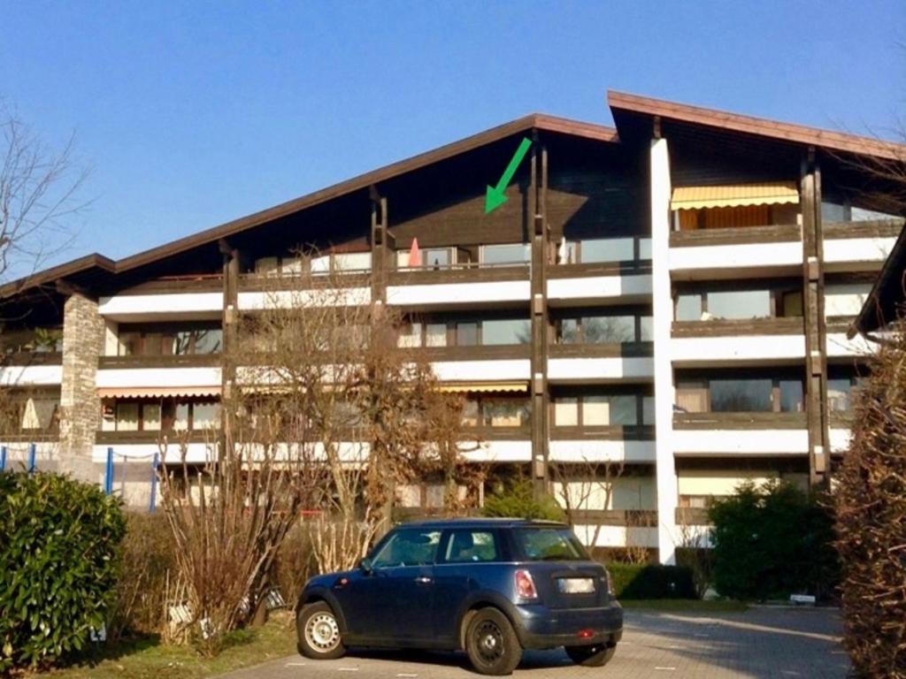 una macchina blu parcheggiata di fronte a un edificio di Alpenwohnanlage Lott a Grassau