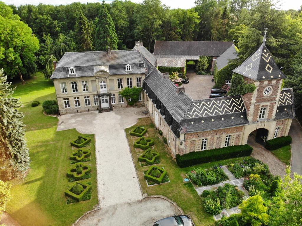 an aerial view of a large house with a yard at Château d'en haut in Jenlain