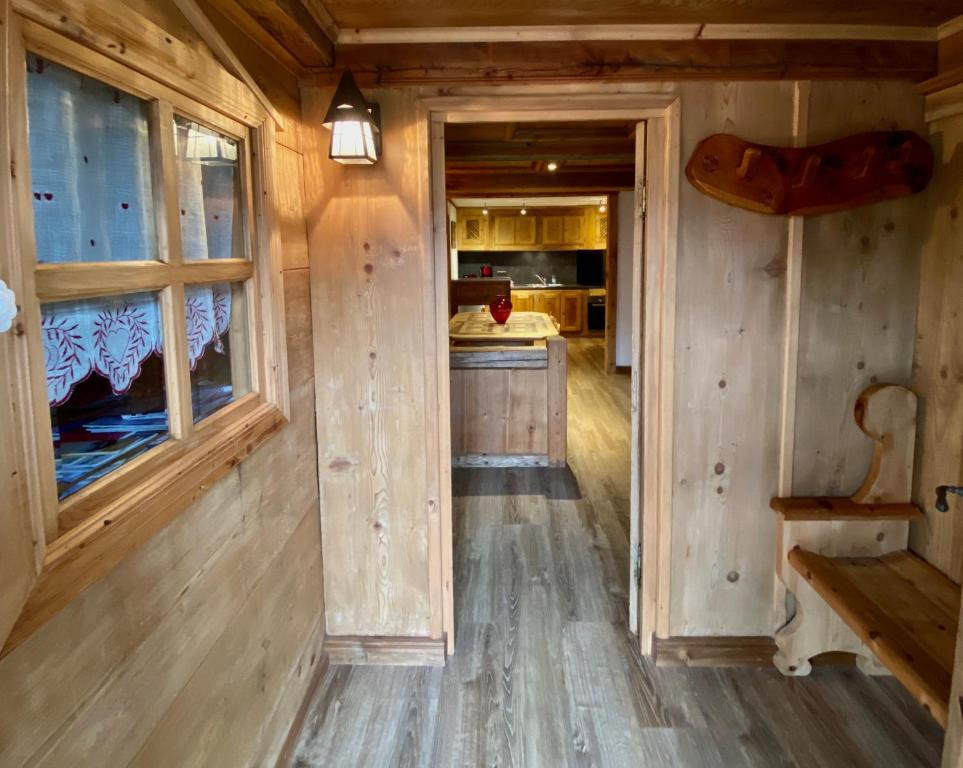 a cabin hallway with wooden walls and a window at Appartement à Courchevel Saint Bon in Saint-Bon-Tarentaise