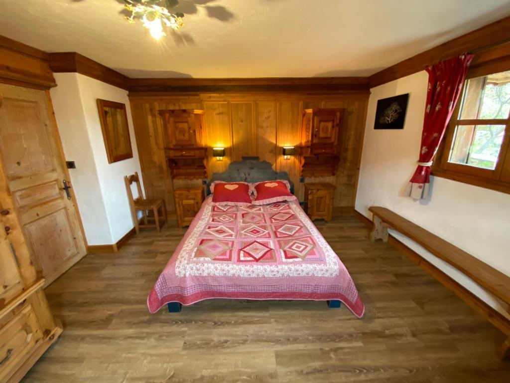 a bedroom with a bed with red pillows in it at Appartement à Courchevel Saint Bon in Saint-Bon-Tarentaise