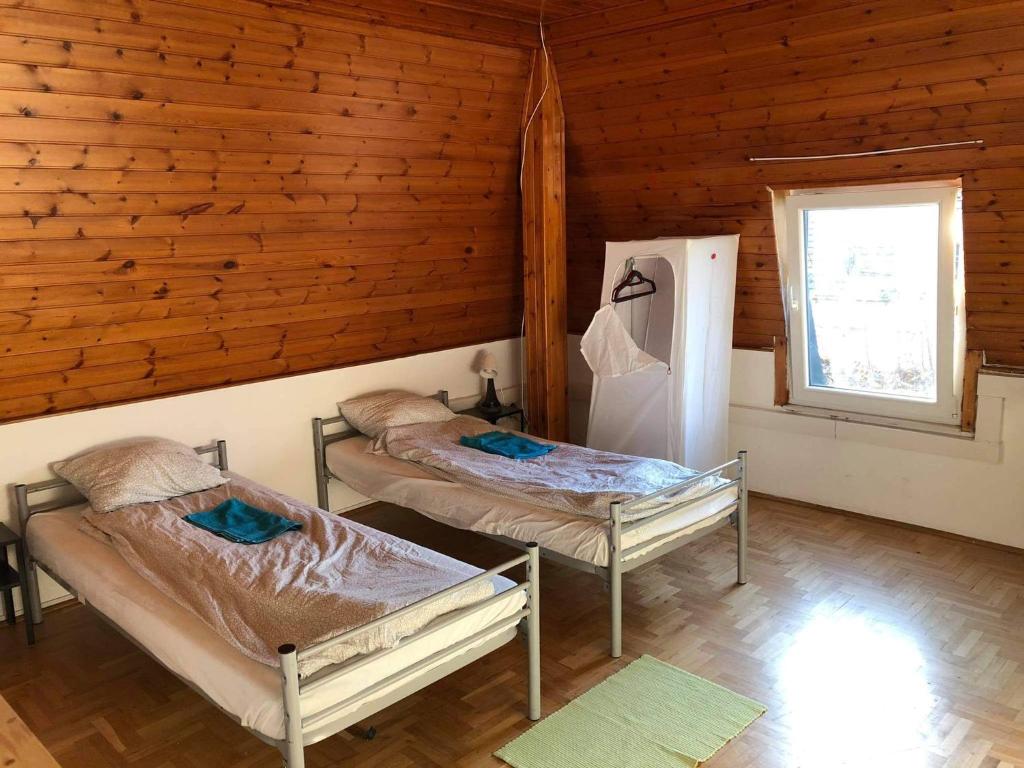 Posteľ alebo postele v izbe v ubytovaní Csillaghegy Hostel