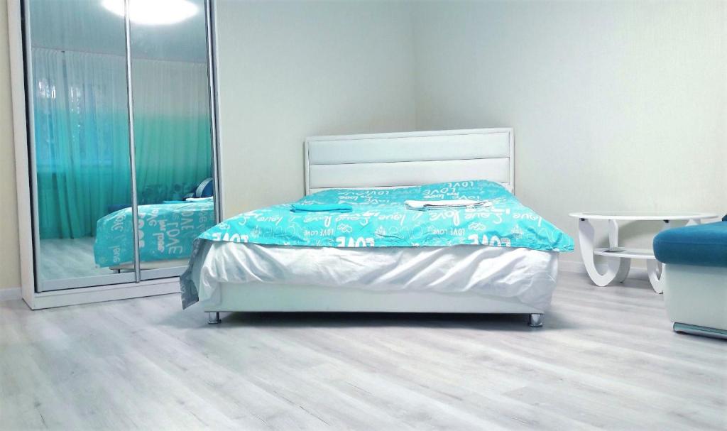 um quarto com uma cama e um espelho grande em Luxury apartment in the center em Dnipro