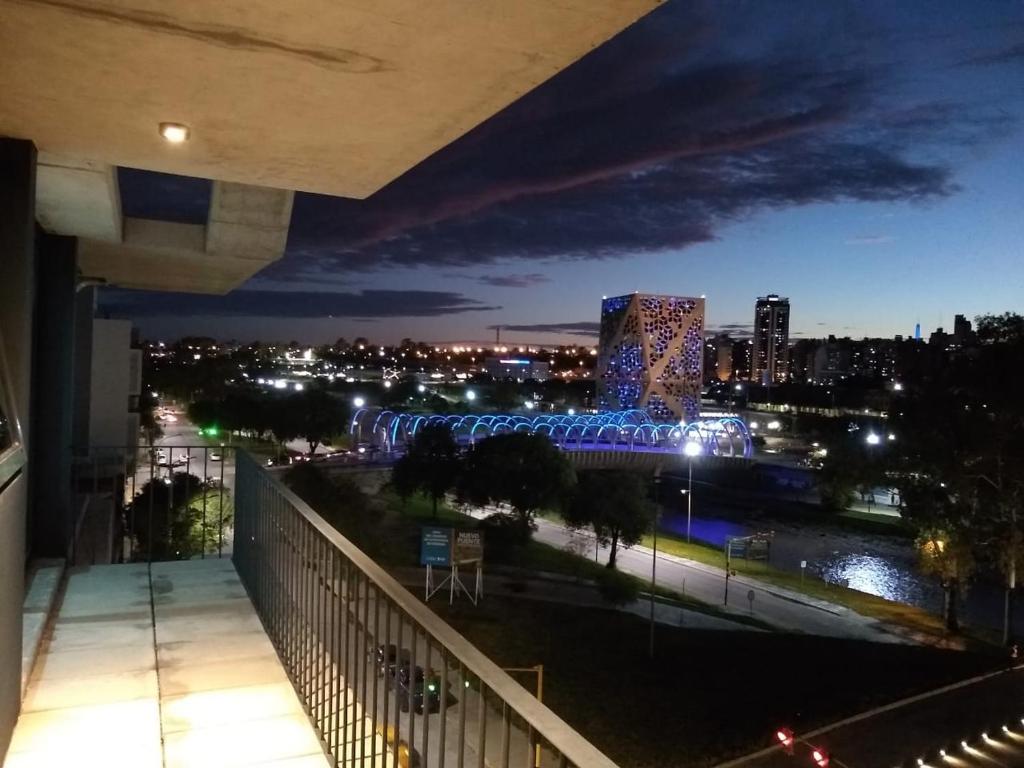 vista di una città di notte con luci di Soul y Río a Córdoba