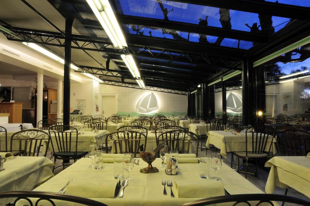Restaurace v ubytování Hôtel Restaurant Cave Bel-Air