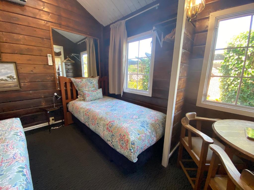 Postel nebo postele na pokoji v ubytování Paihia Place Cottage - central Paihia