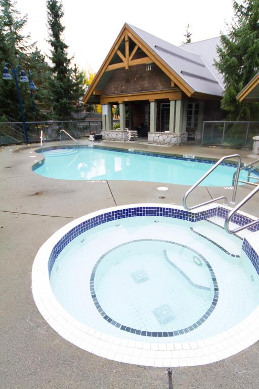 Bazén v ubytování Amazing Location with PRIVATE Hot Tub by Harmony Whistler nebo v jeho okolí