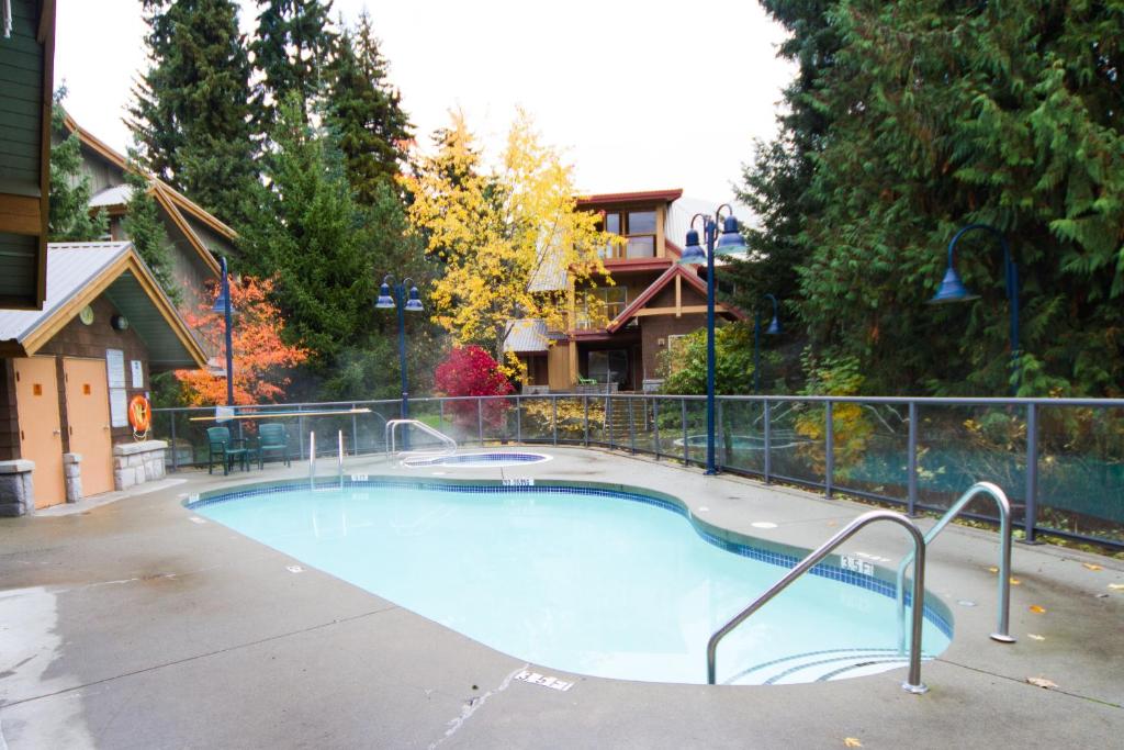 Bazén v ubytování Amazing Location with PRIVATE Hot Tub by Harmony Whistler nebo v jeho okolí