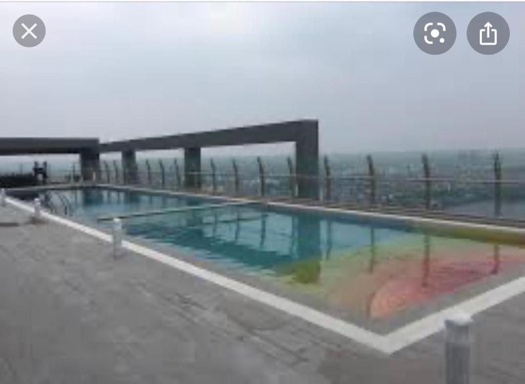 una piscina en la azotea de un edificio en căn hộ shp tầng 18, en Hai Phong