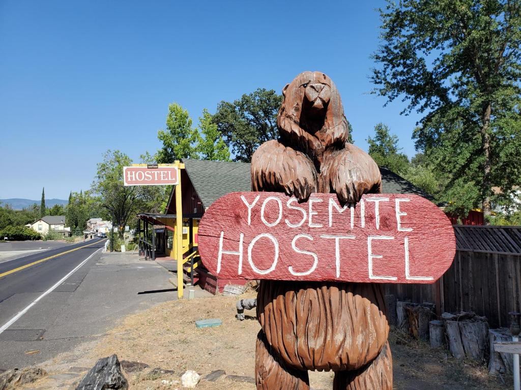 Un panneau qui vous dit le plus chaud d'une rue dans l'établissement Yosemite International Hostel, à Groveland