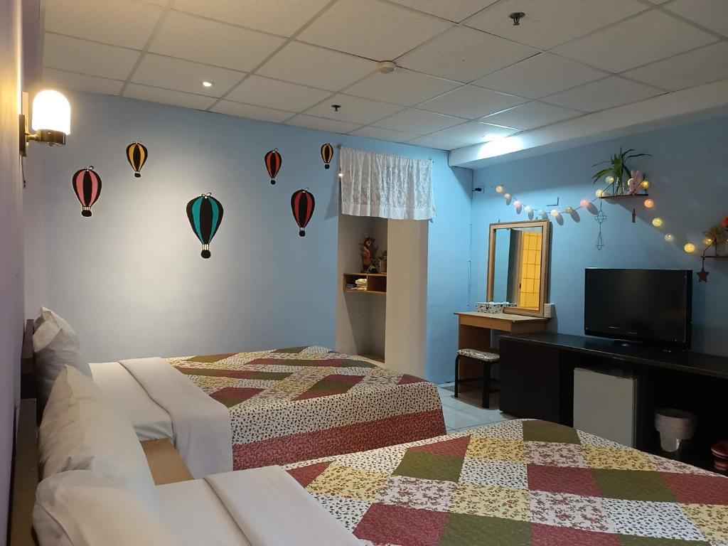 溫泉村的住宿－雷姐的家知本溫泉，卧室配有一张床,墙上装有气球