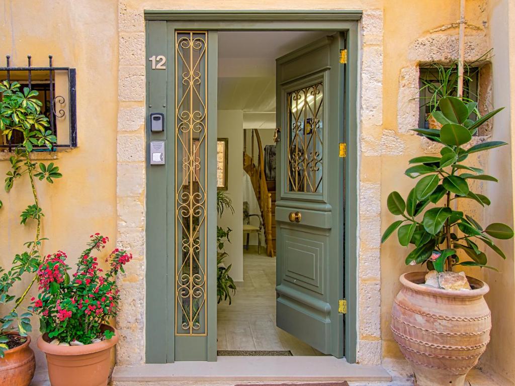 una puerta verde de una casa con macetas en Antonia Traditional Estate, en La Canea