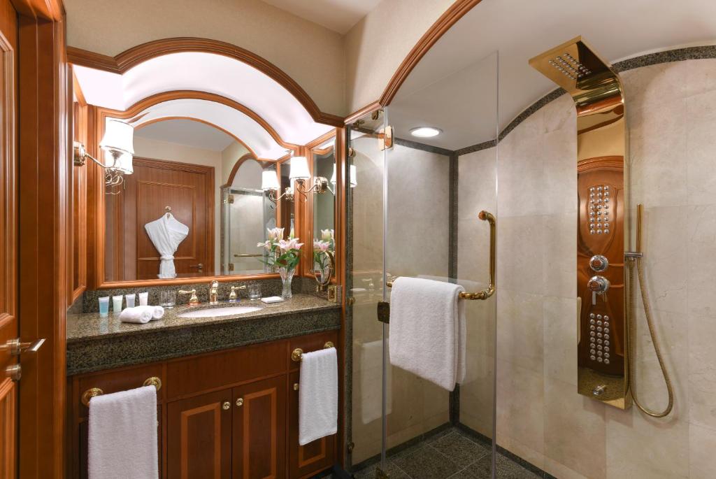 Koupelna v ubytování Al Aziziyah Boutique Hotel By The Torch