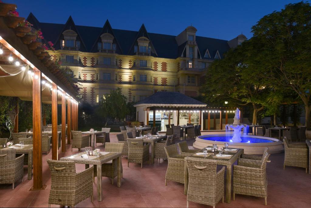 Restaurace v ubytování Al Aziziyah Boutique Hotel By The Torch