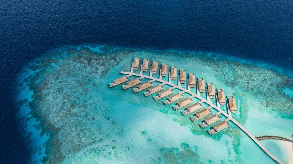 Kagi Maldives Resort & Spa في نورث ماليه آتول: اطلالة جوية على جزيرة في المحيط