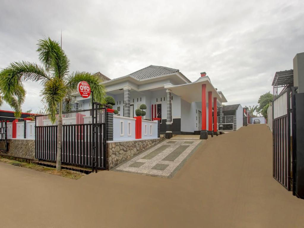 uma casa com um sinal de stop em frente em OYO 3982 Azka Homestay Syariah em Bandar Lampung