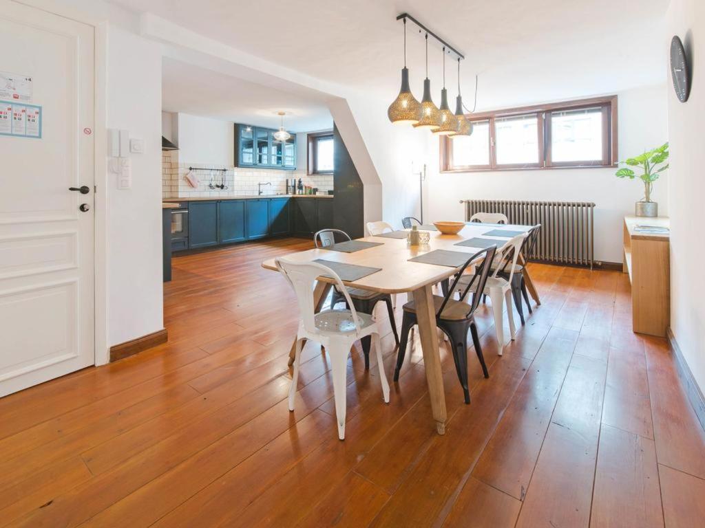 een keuken en eetkamer met een tafel en stoelen bij Kreef in Oostende