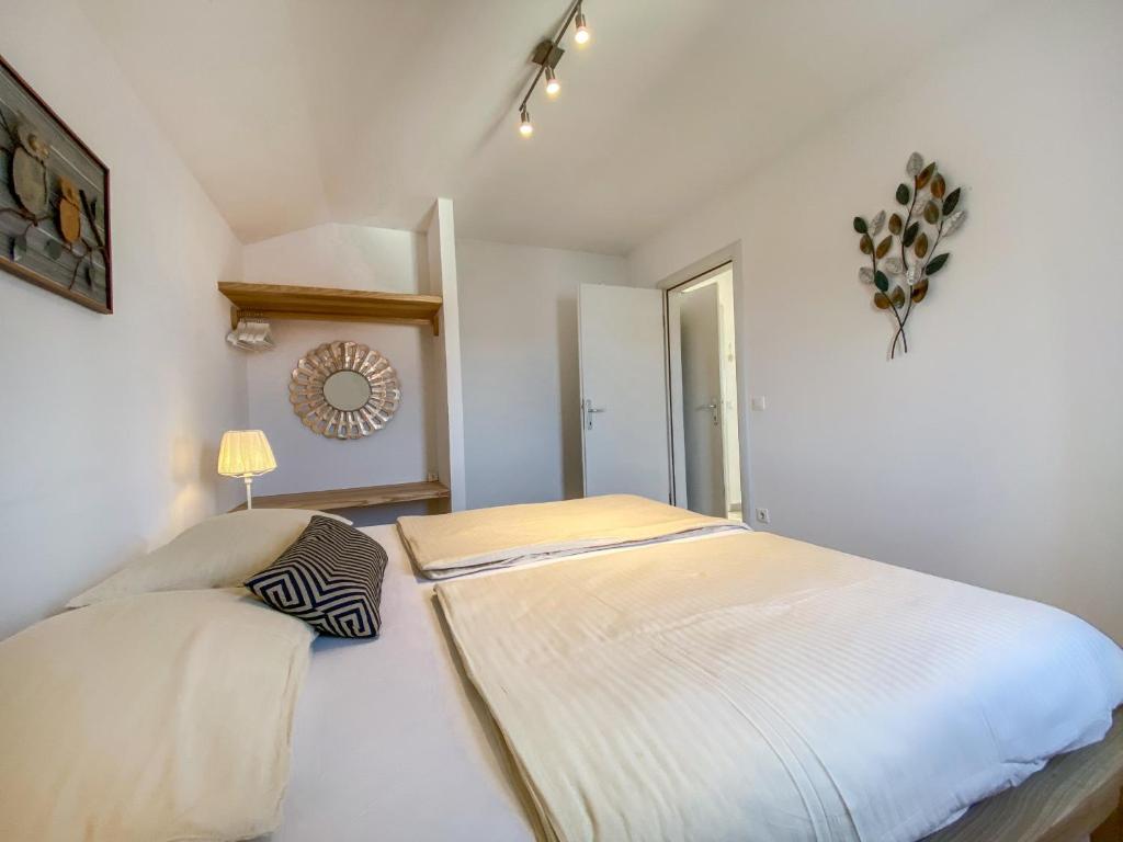 Кровать или кровати в номере Eco Sunshine Apartments Lumbarda