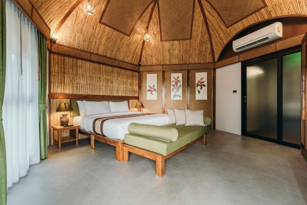 Postel nebo postele na pokoji v ubytování Aonang Fiore Resort