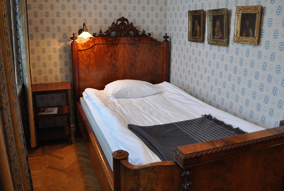 Postel nebo postele na pokoji v ubytování Laholms Stadshotell