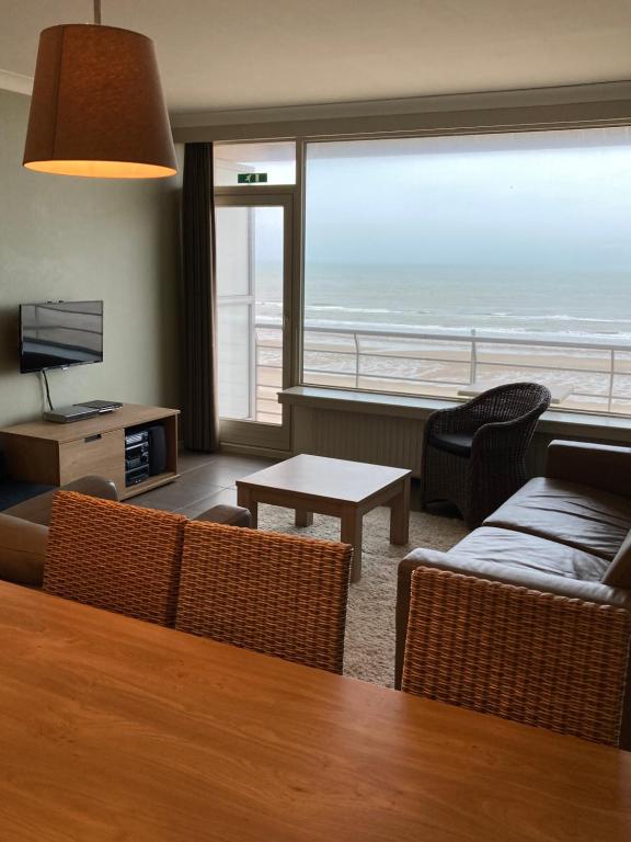 - un salon avec vue sur l'océan dans l'établissement 'Maastricht' - Cosy Studio with Spectacular Seaview, à Ostende