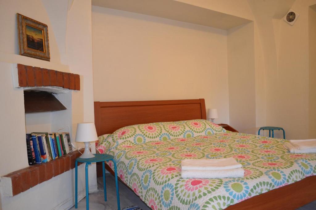 1 dormitorio con 1 cama con colcha colorida en Vilnius Collegium Apartment, en Vilna